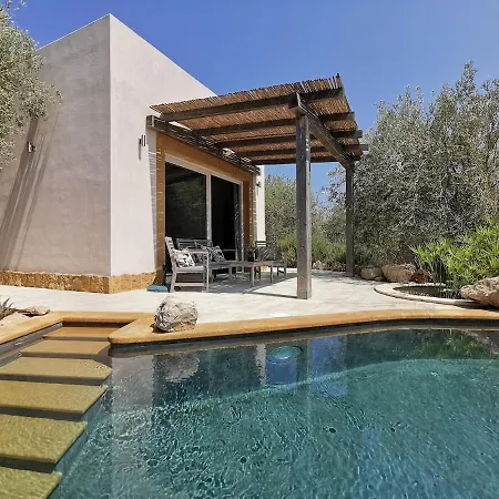 Comfortable House With Saltwater Infinity Pool *