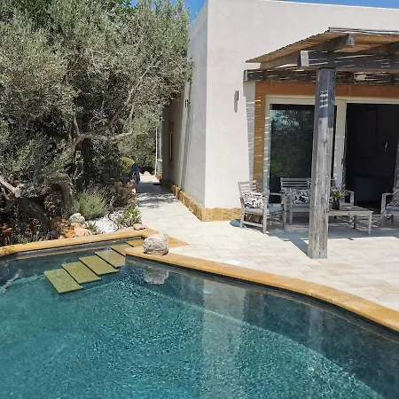 Apartment Comfortable House With Saltwater Infinity Pool