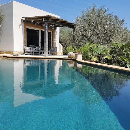 Apartment Comfortable House With Saltwater Infinity Pool